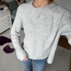 Grå stickad tröja - Söt ! Storlek M men passar som S