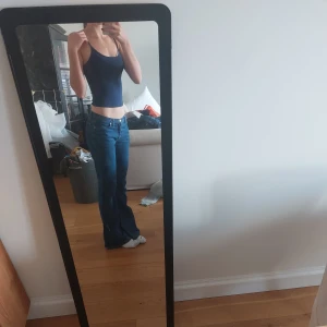 Lågmidjade Bootcut Jean - Säljer ett par snygga bootcut lågmidjade jeans från Onyx i storlek 27. De har en klassisk femficksdesign och en bekväm passform. Köpta secondhand men mycket bra skick💞
