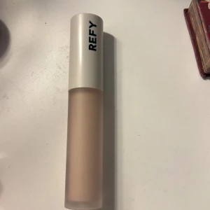 Refy concealer - Concealer från REFY färgen 06. Använt 3,4 gånger.Serum och blurring concelaer.