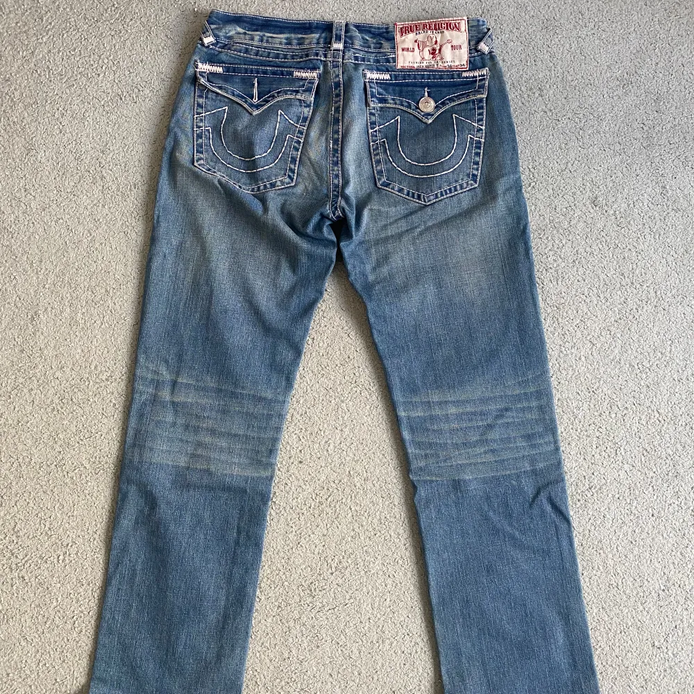 Retro True religon jeans i storlek 34 som är i jättebra skick. Använt ett fåtal gånger!   Kollar egentligen bara efterfrågan och priset är inte satt i sten. Så om du är intresserad men tvekar kring pris så är det värt att hojta till ändå!:). Jeans & Byxor.