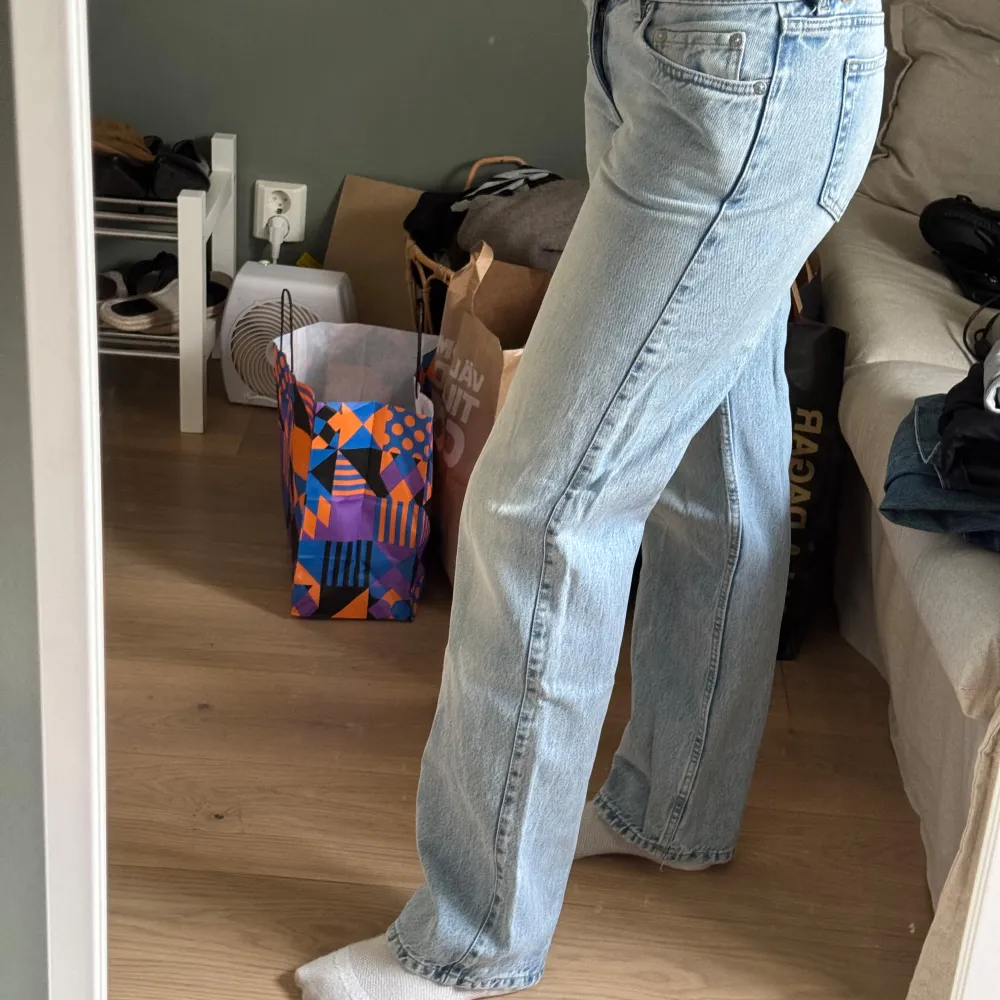 Säljer mina Weekday jeans i modellen ”Arrow” ☺️då jag inte använder dem. De är i väldigt bra skick. Jag är 168 cm lång☺️🩷. Jeans & Byxor.