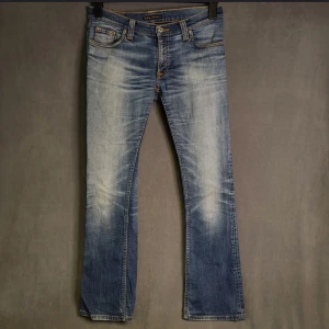Nudie Jeans Deep Blue - Säljer nu dessa nudie jeans med en väldigt snygg tvätt. Bra skick utan några defekter. Skriv vid minsta intresse!
