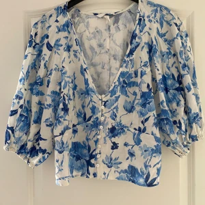 Blommig blus  - Säljer min otroligt vackra blommiga blus från hm 💗 Är helt ny, har bara testats i butik. Storlek: S  Hör av er vid frågor 💕