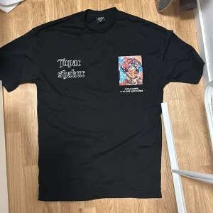 tshirt - tshirt knappt använd. köpt i istanbul. materialet på bilden med tupac påminner lite om silke. bra kvalitet.köpt för cirka 600/700kr