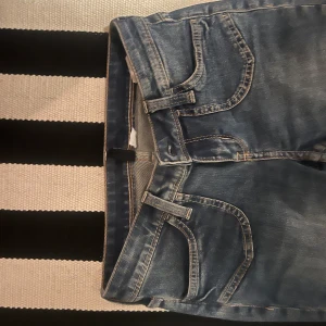 skitsnygga bootcut jeans - supersnygga low waist bootcut jeans. passar till typ allt. Säljer då de inte passade mig. lite upptrampade längst ner!!