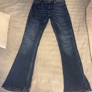 Jeans - Säljer dessa jeans eftersom har ingen användning av de. Har användes ett par fåtal gånger men är som nya. Passar till mig som har S och är 158 cm lång, skriv för intresse eller fler bilder