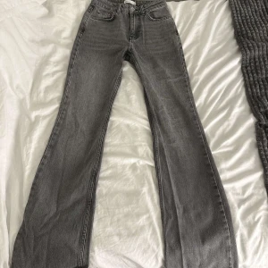 gråa jeans - säljer dessa super fina jeans från gina tricot för de ej inte kommer till användning längre, super fin passform och jätte snygga och mysiga nu till hösten.. kom privat för mer information ❤️