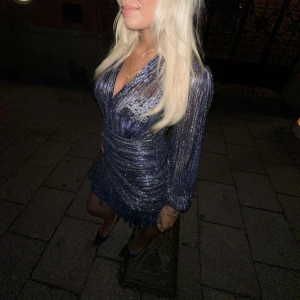 Maje klänningar - Säljer nu mina otroliga maje klänningar🩷💙Båda är i mycket bra skick utan skador och fläckar. Dessa går inte längre att få tag på men båda är köpta på NK. Nypris på dessa var 3500kr, jag säljer dem för 2000kr styck. Vid köp av båda kan pris diskuteras