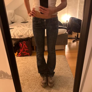 Lågmidjade jeans  - Säljer dessa jeans då dem inte kommer till användning längre 💛