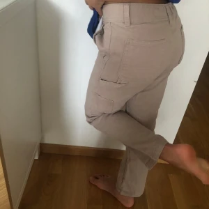 Beige jeans byxor - Jeans byxor med sido fickor fram fickor och bak fickor i bra skick inte änvänd alls mycket ⭐️