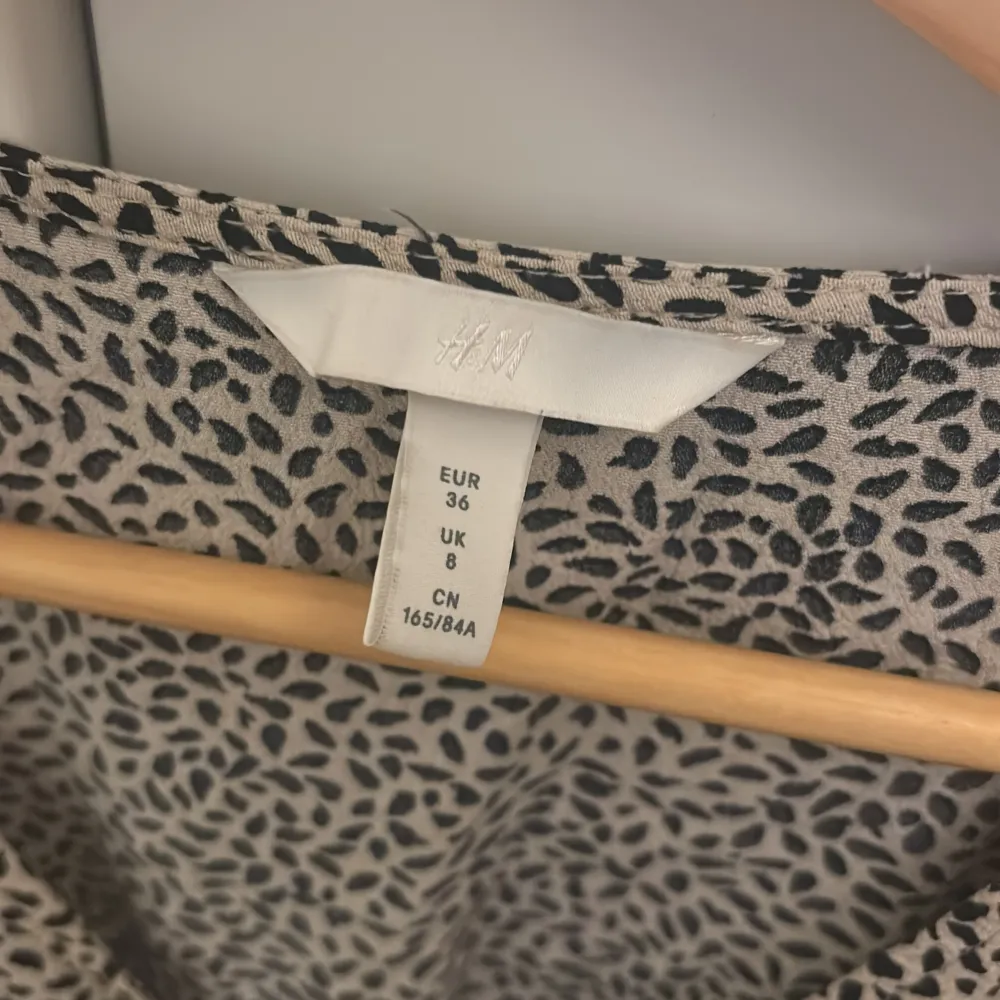 Leopard/prickig topp från hm. . Toppar.