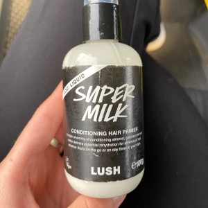 Balsamsprej  - Säljer detta trendiga balsamsprej som är använt få gånger, har haft den i väskan så det är därför förpackningen inte ser så bra ut, den luktar pepparkaka/citronkaka och är perfekt nu till hösten🍂💕