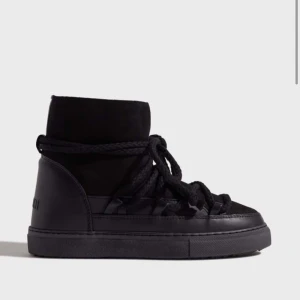 Inuikii - Säljer mina Inuikii i svart då de helt enkelt inte kommer till användning. Köptes vintern 2022 men är sparsamt använda. Superbra skick men på ena skon sticker det ut en liten tråd (bild 3). Kan tänka mig gå ner i pris vid snabb affär✨