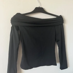 Svart off shoulder tröja  - Aldrig använd mycket bra skick, tunnt material 