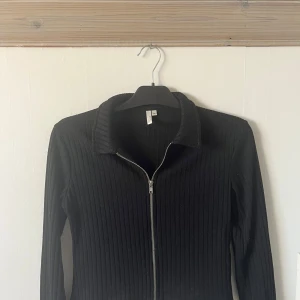 Kofta - Använd kofta med dragkedja, bra skick 