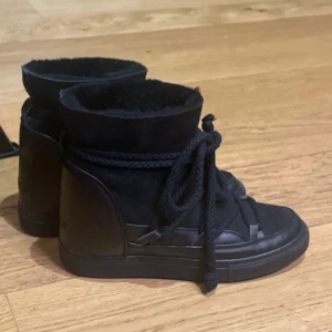 Inuikii  - Säljer dess inuikiis med liten kilklack. I lite använt skick men inga större fel, förutom någon liten slitning som syns på sista bilden.   Pris är diskuterbart