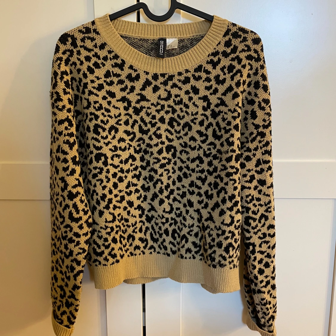 Stickad leopard tröja