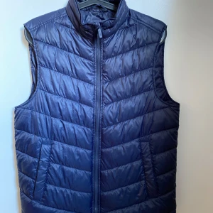 Väst - Tja! Säljer nu denna Strömberg väst då den inte kommer till användning. Den är i storleken m och sitter bra. Skriv vid frågor, pris kan diskuteras vid snabb affär