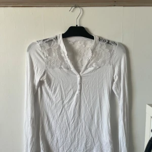Vit spets topp  - Mycket bra skick endast en användning, strl xs 