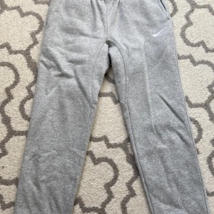 nike mjukisbyxor herr - Sköna mjukisbyxor som är knappt använda pga att dom va små på mig och kunde inte lämna tillbaka dom, bra material på byxan.
