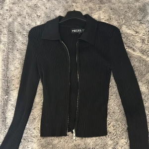 Svart stickad kofta - Svart stickad kofta