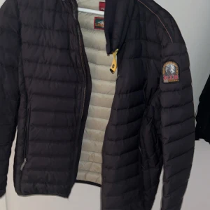 Parajumper jacka  - En fet parajumper jacka, säljs på grund av ingen användning. För mer bilder hör av er. 