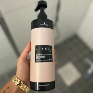 Färg inpackning  - Köpte denna color mask hos frisören men använt endast 2 gånger och pga bytt hårfärg kommer den inte till någon användning.  Av 100% är den använd 85%. Köpt för 369kr men säljer för 200kr.