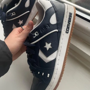 Converse skor - mörkblåa - blåa  - Köpte dessa skor i fel storlek…användt dom bara ett fåtal gånger i hopp om att skulle töjas ut lite men fick bara skoskav. nypris: 800kr  Säljer för: 400kr  (Skorna är så gott som nya och har inga synliga defekter) - pris går att diskuteras 