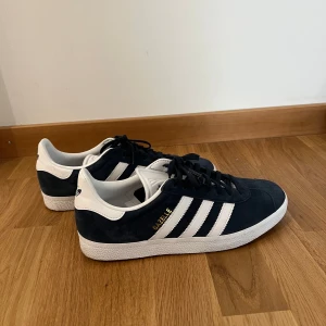 Adidas Gazelle - Säljer mina Adidas Gazelle i storlek 42 2/3. Skorna är endast använda ett fåtal gånger och är som nya.