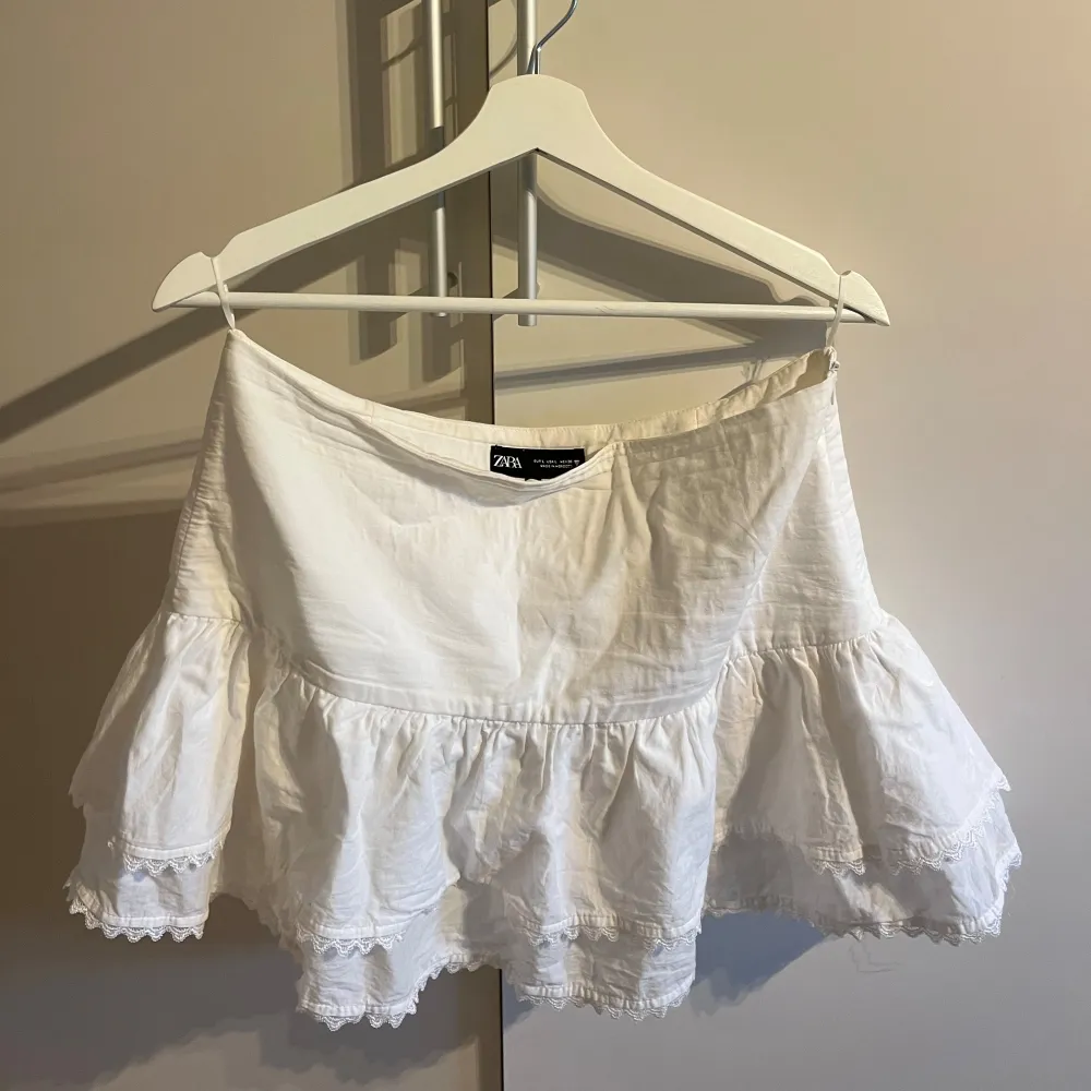 Säljer denna superfina minikjol från Zara pga den var endast för ett tillfälle. Endast använd en gång, som ny. Nypris 399. Storlek 40 men passar perfekt för mindre storlekar om man vill ha low waist. Kjolar.