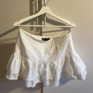Vit mini kjol zara  - Säljer denna superfina minikjol från Zara pga den var endast för ett tillfälle. Endast använd en gång, som ny. Nypris 399. Storlek 40 men passar perfekt för mindre storlekar om man vill ha low waist