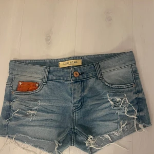Blå jeans shorts  - Jätte fina blå jeans shorts i stolek 34 pris kan diskuteras 