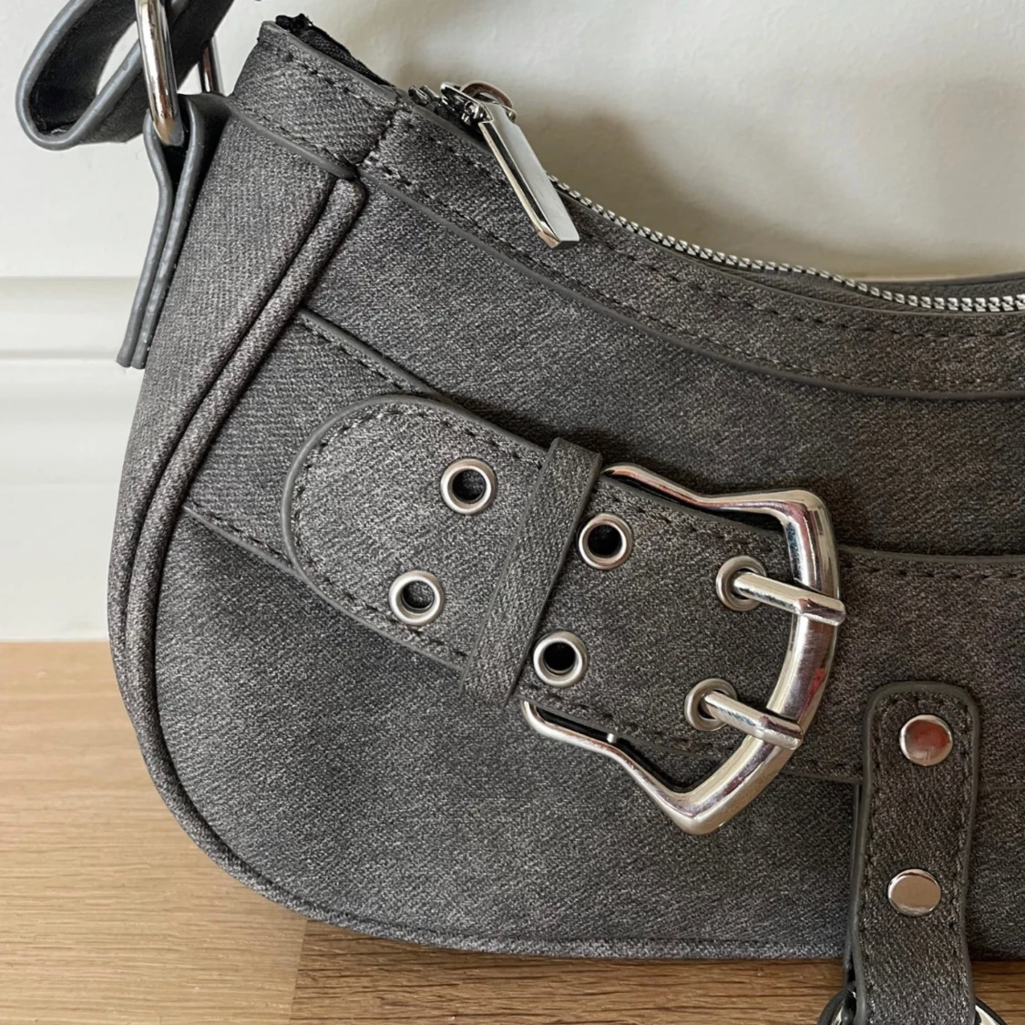 Grå axelväska med bältesdetaljer - 91