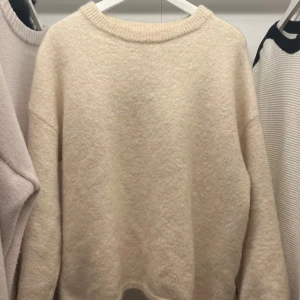 Stickad Tröja i Mohair/Wool Blend  - Stickad tröja från H&M i Mohair/Wool Blend i storlek XS, tröjan är oversized passar även S och M