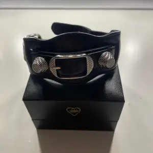 Säljer mitt balenciaga armband jag köpte förra året, har slängt allt äkthets bevis så säljer därför lite billigare😅 Inga slitningar alls o i perfekt skick!💗