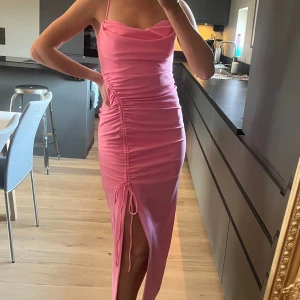 Klänning  - Midiklänning från ZARA i rosa. (Rätt färg på bilder när klänningen hänger på galge. Justerbara axelband och dragkedja i ryggen. Superfin!! Storlek S. Aldrig använd som NY! 