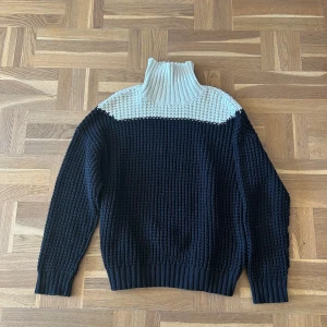 Adnym Atelier Knitted Turtleneck - Stilren, tjock o vääldigt skön på vintern! Högkvalitativt material. Sitter som M. Hör av dig vid intresse samt frågor!