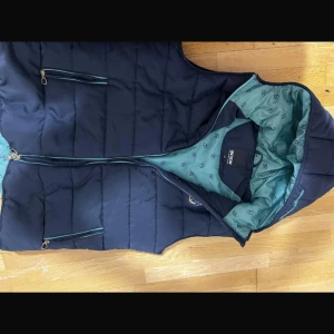 Jacson Väst Claire - jätte skön väst till hösten 