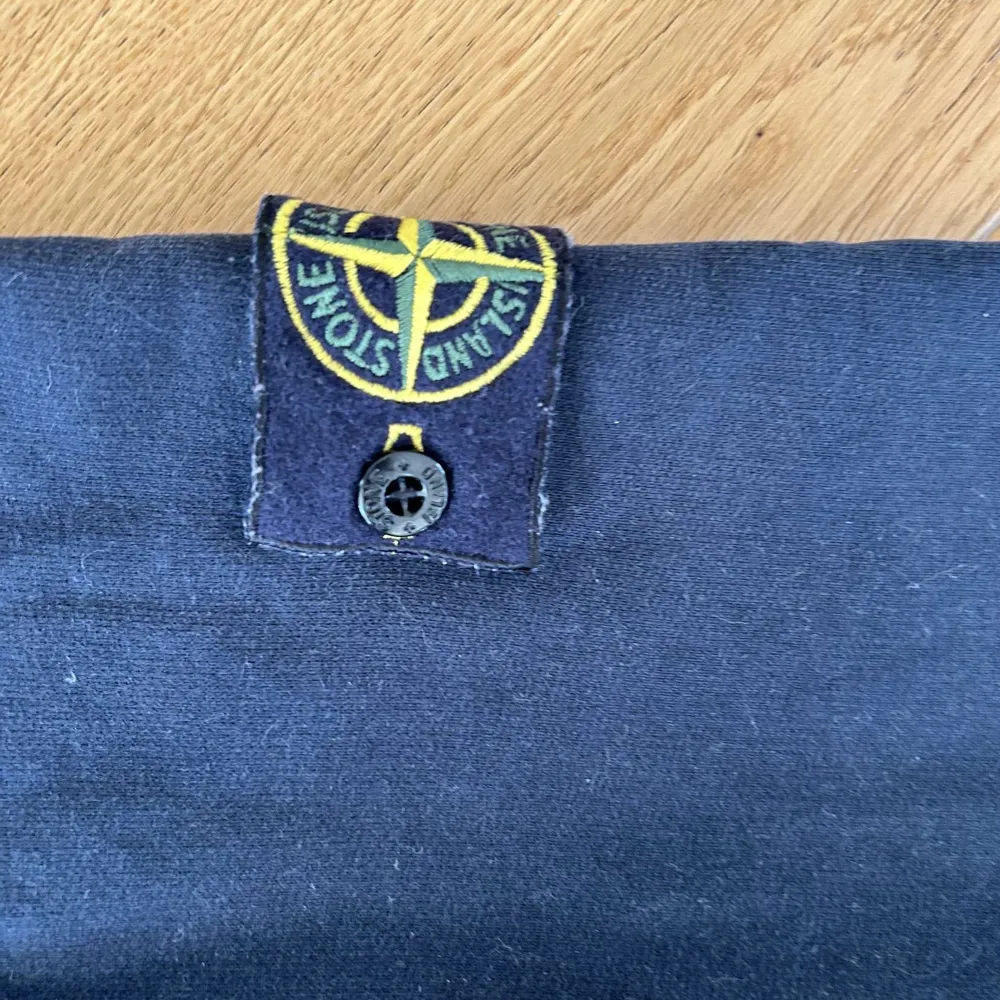 Jag säljer min Stone Island tröja då den belyst bli för liten. Den är i storlek M/L passar dem som är ungefär 185 cm. Nypris är ungefär 3000 kr. Kan gå ner i pris vid snabb affär . Tröjor & Koftor.