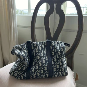 Dior väska - Säljer nu min älskade dior väska, den är i super bra skick och knappt använd så inga skador eller liknande, Den är köpt för ca 8000kr på en affär där man kan köpa begagnade märkesväskor. Inget kvitto kvar därav priset:) skulle säga att den är medium