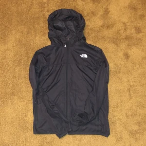 Selljer denna skit feta the north face ”jackan”. Den är väldigt skön och bra passform! Kan diskutera pris vid snappat köp😀frågor om fler bilder eller några andra funderingar så kontakta oss hä på Plick 😉🍾 - Vind tät och bekväm 