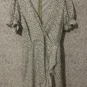 Klänning  - Söt klänning från chiquelle , storlek s men sitter tajt.