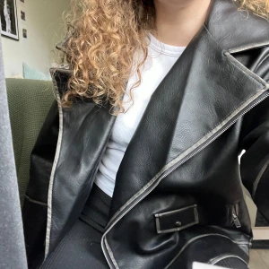 Biker jacket NA-KD - Supersnygg jacka från NA-KD! Strl 38. Helt oanvänd då jag fick fel storlek. Lappen sitter kvar.