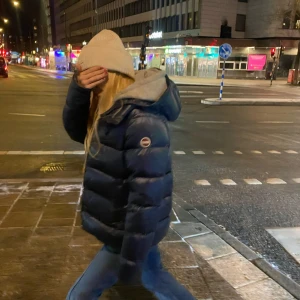 Vinter jacka  - Jätte fin vinter/höst Jacks från colmar ❤️ skriv privat för mer bilder eller frågor ❤️jacka är mörk blå, jag är 166cm ❤️