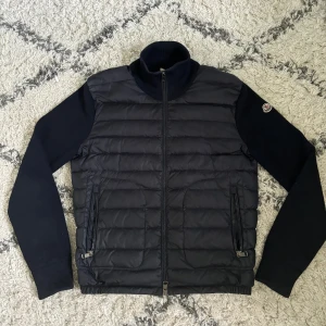 Moncler Cardigan - Bra skick förrutom lite slitage i slutet av armarna
