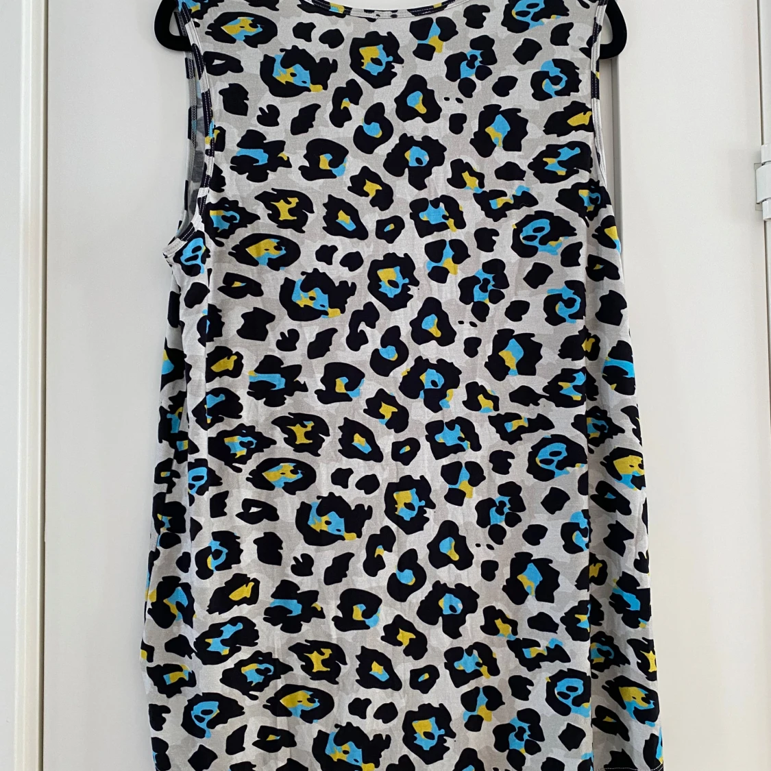 Nytt leopardmönstrat linne i strl 40 från Peter Hahn - 90