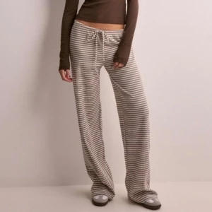 Randiga mjukisbyxor - Säljer dessa randiga mjukisbyxor från Nelly. Använd fåtal gånger och är supersköna! Är i vanliga fall S så skulle säga att dessa är lite stora i storlek eller väldigt stretchiga:)