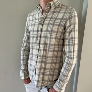 Ralph Lauren Skjorta  - Tjena! Säljer nu min snygga skjorta ifrån Ralph Lauren. Skicket på skjortan är 9,5/10, som ny! Skjortan är i storlek M. Vid fler frågor om passform/bilder är det bara och höra av sig! 