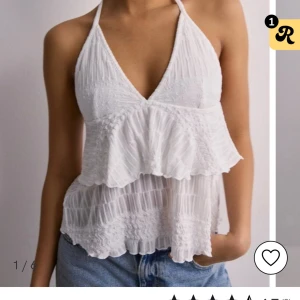 Vit topp - Från Nelly, helt slutsåld i alla storlekar förutom xxl, kommer ej komma tillbaka i lager på några månader minst. Hög efterfrågan så först till kvarn. Storleken är xxs men är ganska stor kring midjan så stor i storleken, mer som en xs, nypris 300kr