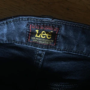 Svarta Lee jeans - Säljer ett par jätte fina svarta Lee jeans! Super bra skick med fint men enkelt broderi på bakfickorna. Säljer för 350kr!